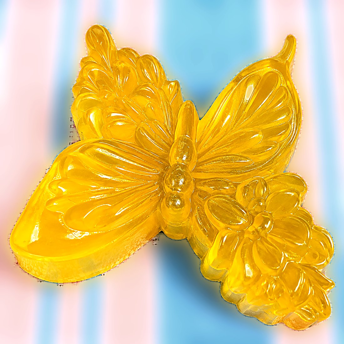 Mariposa amarilla de jabón de vino tinto, con esencia de manzanilla