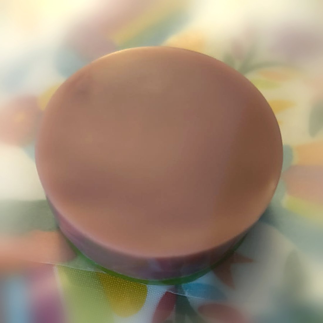 Pastilla en rosa, con leche y cacao, vista desde arriba