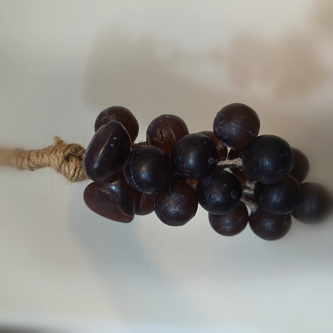 Racimo de uvas, sobre fondo claro
