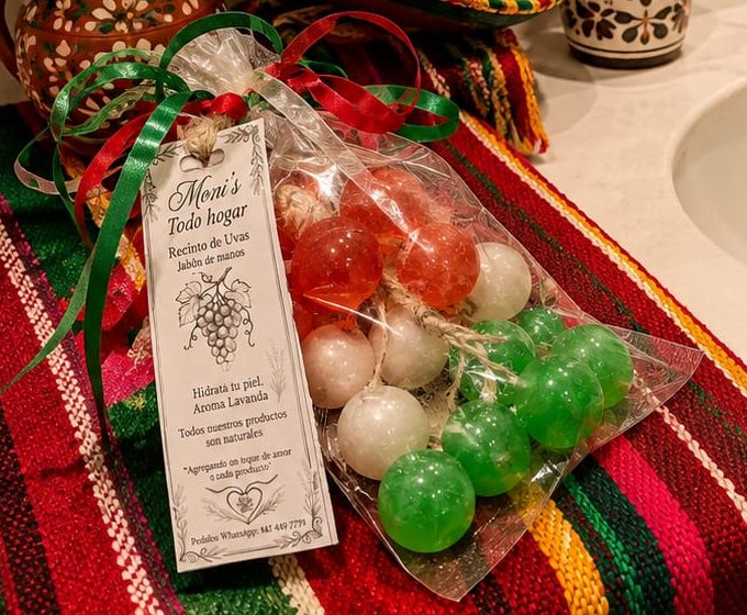 Racimo de jabón en bolsa de celofán con listones y tarjeta de Moni's Todo Hogar